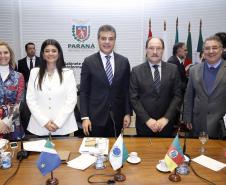 Governador Beto Richa e a Secretária da Familía e Desenvolvimento Social, Fernanda Richa, participam da Reunião com os governadores que compõem o Conselho de Desenvolvimento e Integração Sul (Codesul), José Ivo Sartori, (Rio Grande do Sul), Raimundo Colombo (Santa Catarina) e Reinaldo Azambuja, representado pela vice-governadora, Rosiane Modesto de Oliveira (Mato Grosso do Sul), no Palácio Iguaçu, em Curitiba