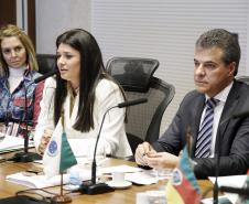 Governador Beto Richa e a Secretária da Familía e Desenvolvimento Social, Fernanda Richa, participam da Reunião com os governadores que compõem o Conselho de Desenvolvimento e Integração Sul (Codesul), José Ivo Sartori, (Rio Grande do Sul), Raimundo Colombo (Santa Catarina) e Reinaldo Azambuja, representado pela vice-governadora, Rosiane Modesto de Oliveira (Mato Grosso do Sul), no Palácio Iguaçu, em Curitiba