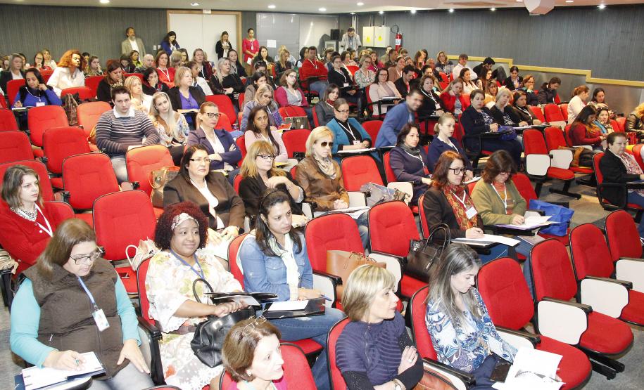 Secretária da Família e Desenvolvimento Social, Fernanda Richa, participa da abertura do encontro para profissionais do CREAS/PAEFI.