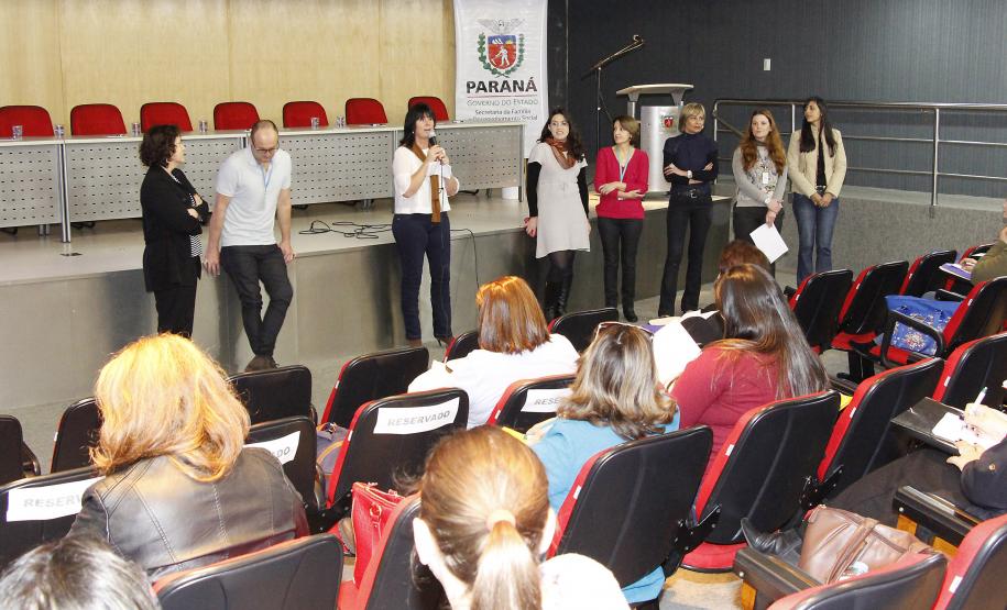 Secretária da Família e Desenvolvimento Social, Fernanda Richa, participa da abertura do encontro para profissionais do CREAS/PAEFI.