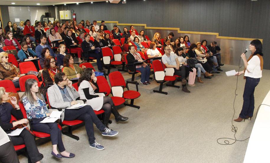 Secretária da Família e Desenvolvimento Social, Fernanda Richa, participa da abertura do encontro para profissionais do CREAS/PAEFI.