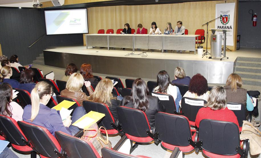 Secretária da Família e Desenvolvimento Social, Fernanda Richa, participa da abertura do encontro para profissionais do CREAS/PAEFI.