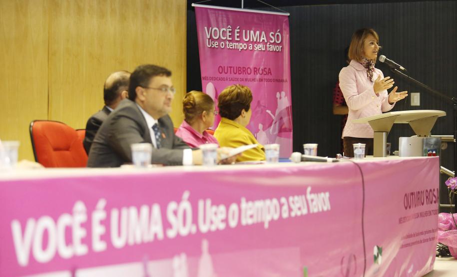 Secretária da Família e Desenvolvimento Social, Fernanda Richa, participa da abertura do Outubro Rosa no auditório Mário Lobo - Foto Rogério Machado/SECS