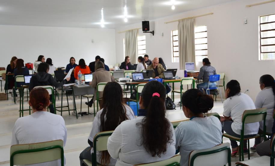 Mais de 300 mulheres encarceradas em unidades prisionais de Curitiba e Região Metropolitana tiveram suas penas revisadas e foram beneficiadas com um mutirão carcerário, concluído na sexta-feira (14). A ação fez parte da primeira fase do projeto Cidadania nos Presídios, do Conselho Nacional de Justiça (CNJ), encerrada nesta segunda-feira (17), em uma cerimônia na sede do Tribunal de Justiça, em Curitiba. Curitiba, 17/10/2016.Foto: Divulgação Depen PR