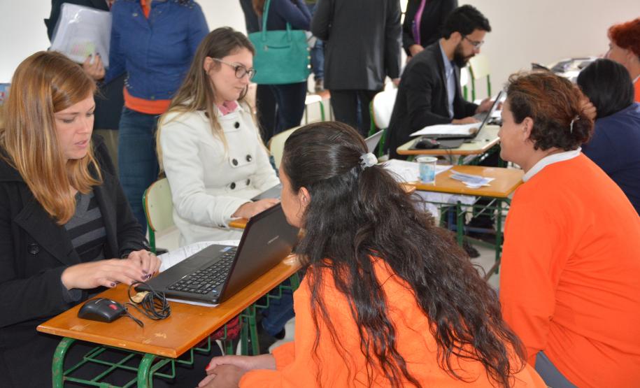 Mais de 300 mulheres encarceradas em unidades prisionais de Curitiba e Região Metropolitana tiveram suas penas revisadas e foram beneficiadas com um mutirão carcerário, concluído na sexta-feira (14). A ação fez parte da primeira fase do projeto Cidadania nos Presídios, do Conselho Nacional de Justiça (CNJ), encerrada nesta segunda-feira (17), em uma cerimônia na sede do Tribunal de Justiça, em Curitiba. Curitiba, 17/10/2016.Foto: Divulgação Depen PR