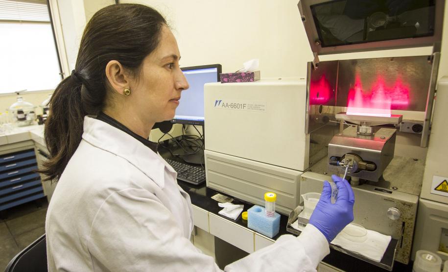 Daniele Cristina Adão, coordenadora do Centro de Tecnologia para Saúde e Meio Ambiente do Tecpar. Curitiba, 01/12/2016. Foto: Pedro Ribas/ANPr