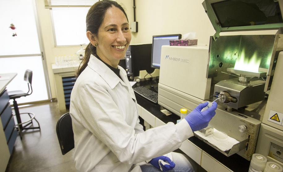 Daniele Cristina Adão, coordenadora do Centro de Tecnologia para Saúde e Meio Ambiente do Tecpar. Curitiba, 01/12/2016. Foto: Pedro Ribas/ANPr