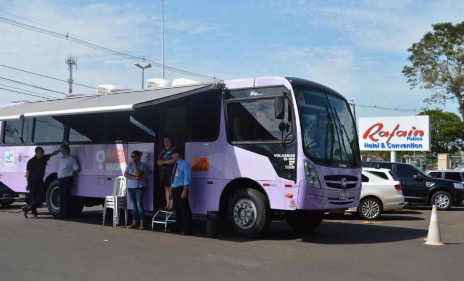 Prefeitos e prefeitas visitam unidade móvel de atendimento à mulher durante o Encontro de Líderes, em Foz do Iguaçu. Fotos: Aliocha Mauricio