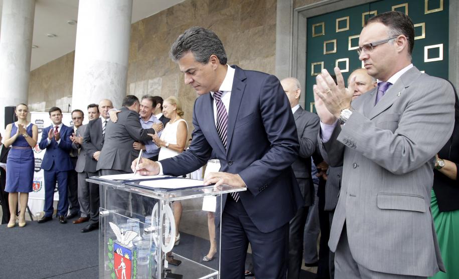 Secretária do Trabalho e Desenvolvimento Social, Fernanda Richa, participa da entrega de 27 veículos para as Delegacias da Mulher em 14 cidades.Fotos: Rogério Machado / SECS
