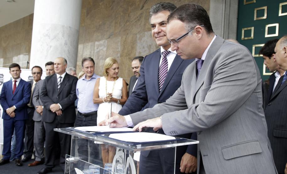 Secretária do Trabalho e Desenvolvimento Social, Fernanda Richa, participa da entrega de 27 veículos para as Delegacias da Mulher em 14 cidades.Fotos: Rogério Machado / SECS