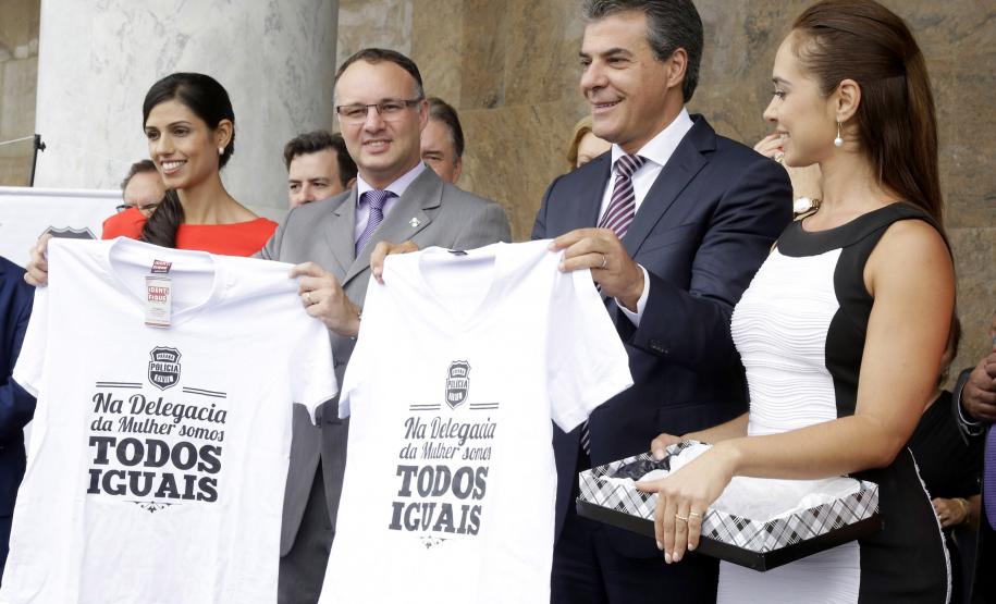 Secretária do Trabalho e Desenvolvimento Social, Fernanda Richa, participa da entrega de 27 veículos para as Delegacias da Mulher em 14 cidades.Fotos: Rogério Machado / SECS