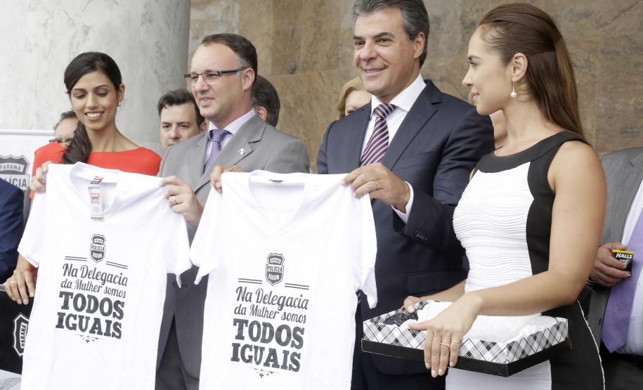 Secretária do Trabalho e Desenvolvimento Social, Fernanda Richa, participa da entrega de 27 veículos para as Delegacias da Mulher em 14 cidades.Fotos: Rogério Machado / SECS