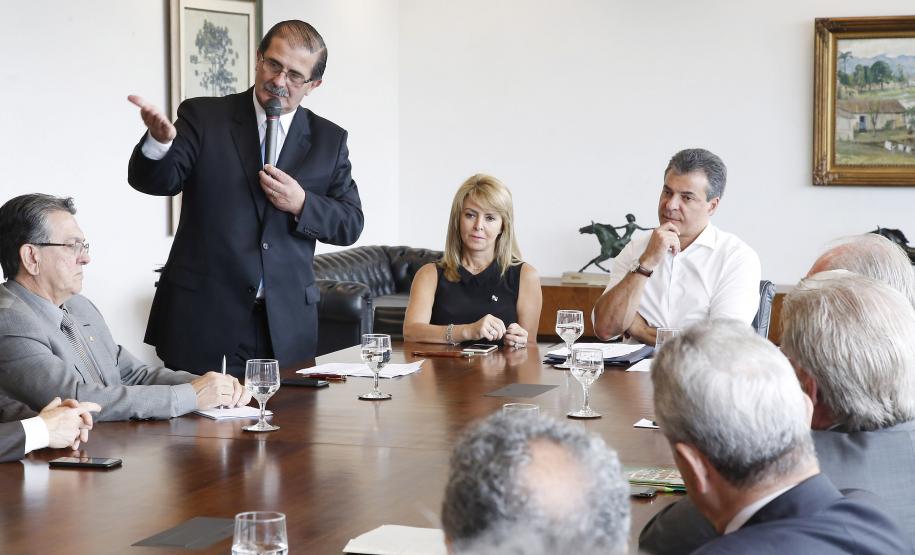 Governador Beto Richa e a Secretária da Família e Desenvolvimento Social, Fernanda Richa, anunciam o repasse de R$ 17,7 milhões para programas voltados ao combate à violência contra a mulher, à capacitação de micro e pequenos empresários, pesquisa para o desenvolvimento da agropecuária e para o Programa Integrado de Conservação do Solo e Água do Paraná. - Foto: Rogério Machado/SECS