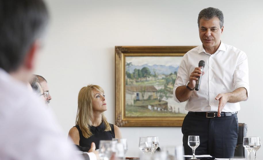 Governador Beto Richa e a Secretária da Família e Desenvolvimento Social, Fernanda Richa, anunciam o repasse de R$ 17,7 milhões para programas voltados ao combate à violência contra a mulher, à capacitação de micro e pequenos empresários, pesquisa para o desenvolvimento da agropecuária e para o Programa Integrado de Conservação do Solo e Água do Paraná. - Foto: Rogério Machado/SECS