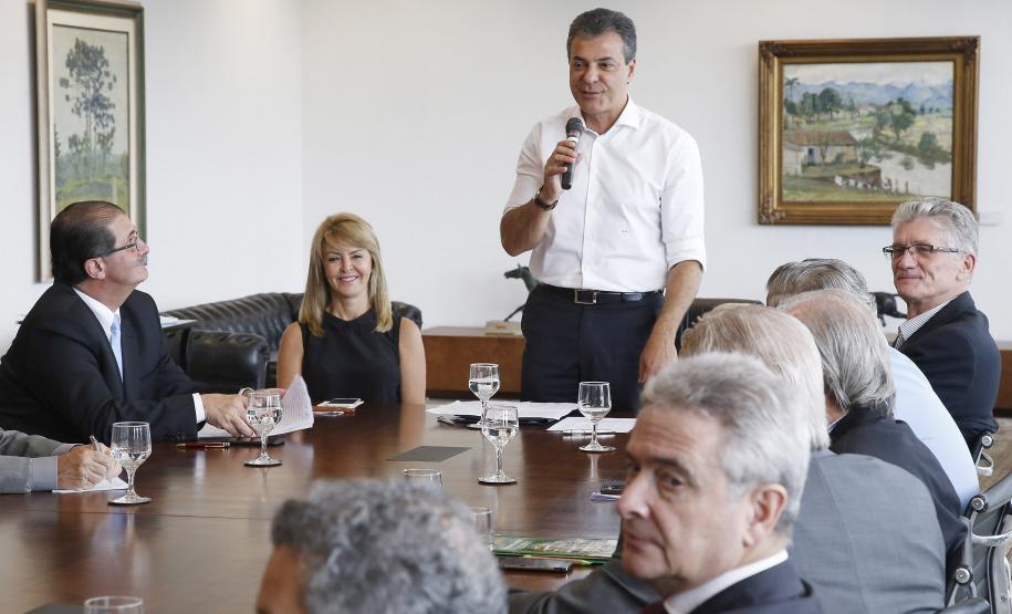 Governador Beto Richa e a Secretária da Família e Desenvolvimento Social, Fernanda Richa, anunciam o repasse de R$ 17,7 milhões para programas voltados ao combate à violência contra a mulher, à capacitação de micro e pequenos empresários, pesquisa para o desenvolvimento da agropecuária e para o Programa Integrado de Conservação do Solo e Água do Paraná. - Foto: Rogério Machado/SECS