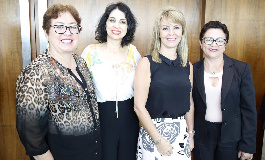 Governador Beto Richa e a Secretária da Família e Desenvolvimento Social, Fernanda Richa, anunciam o repasse de R$ 17,7 milhões para programas voltados ao combate à violência contra a mulher, à capacitação de micro e pequenos empresários, pesquisa para o desenvolvimento da agropecuária e para o Programa Integrado de Conservação do Solo e Água do Paraná. - Foto: Rogério Machado/SECS