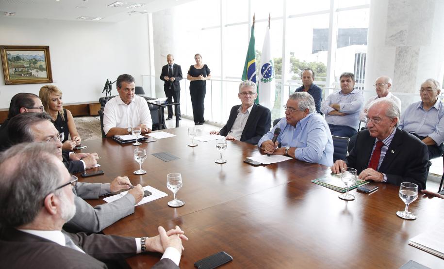 Governador Beto Richa e a Secretária da Família e Desenvolvimento Social, Fernanda Richa, anunciam o repasse de R$ 17,7 milhões para programas voltados ao combate à violência contra a mulher, à capacitação de micro e pequenos empresários, pesquisa para o desenvolvimento da agropecuária e para o Programa Integrado de Conservação do Solo e Água do Paraná. - Foto: Rogério Machado/SECS