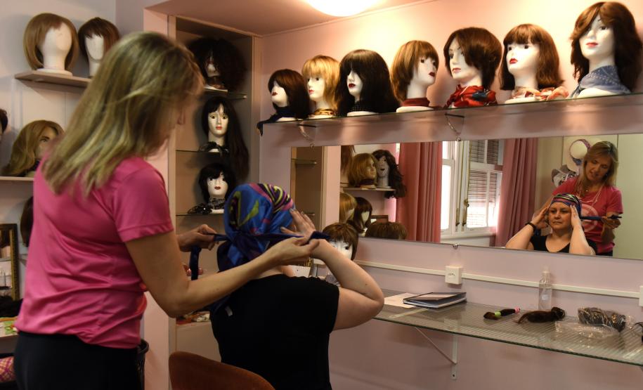 AAMA - Associação das Amigas da Mama.Presidente a entidade, Gladys Haluch com a usuária Macarcy Engeldert.Curitiba, 17/05/2017Foto: Ricardo Almeida / ANPr