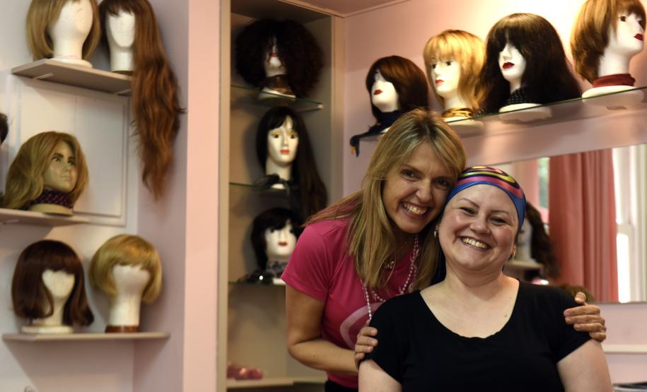AAMA - Associação das Amigas da Mama.Presidente a entidade, Gladys Haluch com a usuária Macarcy Engeldert.Curitiba, 17/05/2017Foto: Ricardo Almeida / ANPr