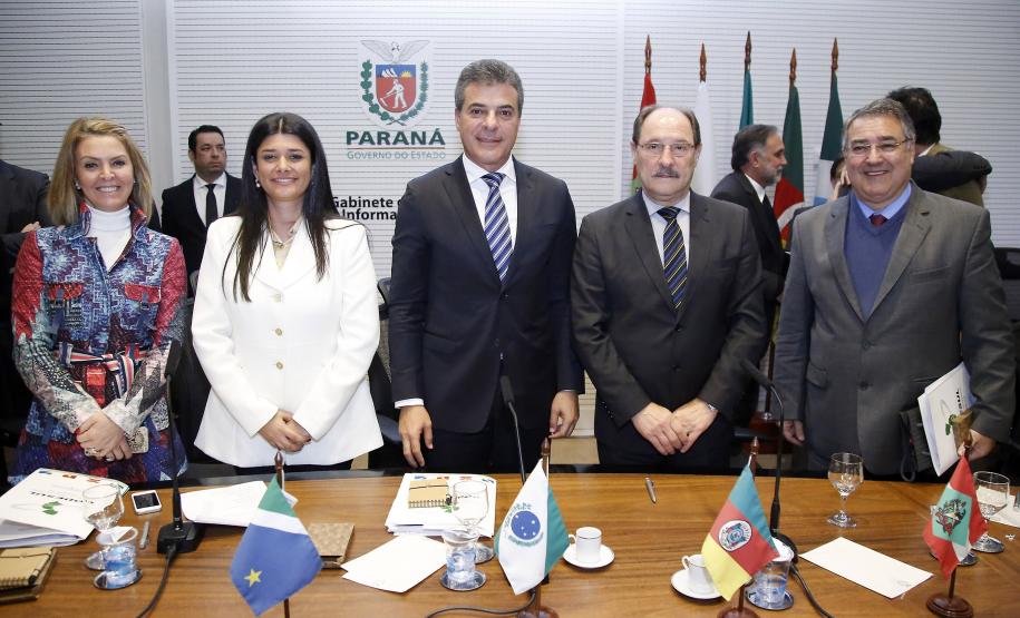 Governador Beto Richa e a Secretária da Familía e Desenvolvimento Social, Fernanda Richa, participam da Reunião com os governadores que compõem o Conselho de Desenvolvimento e Integração Sul (Codesul), José Ivo Sartori, (Rio Grande do Sul), Raimundo Colombo (Santa Catarina) e Reinaldo Azambuja, representado pela vice-governadora, Rosiane Modesto de Oliveira (Mato Grosso do Sul), no Palácio Iguaçu, em Curitiba