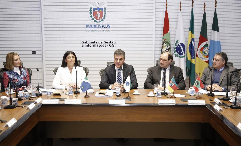 Governador Beto Richa e a Secretária da Familía e Desenvolvimento Social, Fernanda Richa, participam da Reunião com os governadores que compõem o Conselho de Desenvolvimento e Integração Sul (Codesul), José Ivo Sartori, (Rio Grande do Sul), Raimundo Colombo (Santa Catarina) e Reinaldo Azambuja, representado pela vice-governadora, Rosiane Modesto de Oliveira (Mato Grosso do Sul), no Palácio Iguaçu, em Curitiba