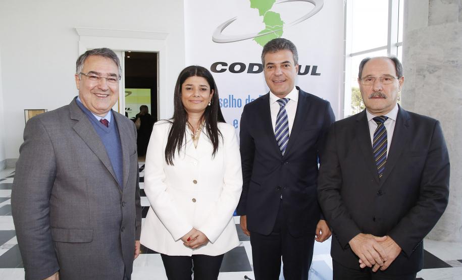 Governador Beto Richa e a Secretária da Familía e Desenvolvimento Social, Fernanda Richa, participam da Reunião com os governadores que compõem o Conselho de Desenvolvimento e Integração Sul (Codesul), José Ivo Sartori, (Rio Grande do Sul), Raimundo Colombo (Santa Catarina) e Reinaldo Azambuja, representado pela vice-governadora, Rosiane Modesto de Oliveira (Mato Grosso do Sul), no Palácio Iguaçu, em Curitiba