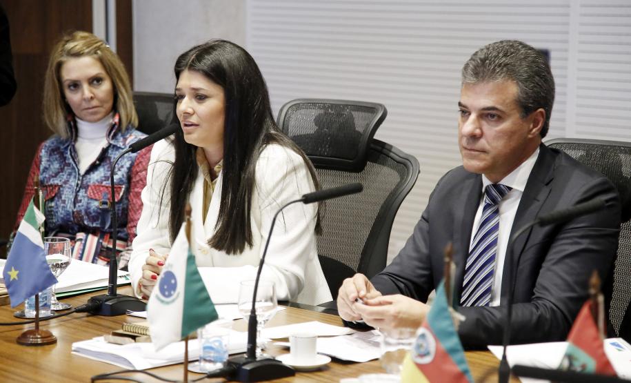 Governador Beto Richa e a Secretária da Familía e Desenvolvimento Social, Fernanda Richa, participam da Reunião com os governadores que compõem o Conselho de Desenvolvimento e Integração Sul (Codesul), José Ivo Sartori, (Rio Grande do Sul), Raimundo Colombo (Santa Catarina) e Reinaldo Azambuja, representado pela vice-governadora, Rosiane Modesto de Oliveira (Mato Grosso do Sul), no Palácio Iguaçu, em Curitiba