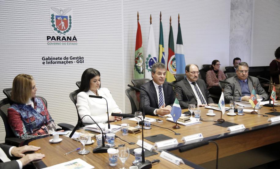 Governador Beto Richa e a Secretária da Familía e Desenvolvimento Social, Fernanda Richa, participam da Reunião com os governadores que compõem o Conselho de Desenvolvimento e Integração Sul (Codesul), José Ivo Sartori, (Rio Grande do Sul), Raimundo Colombo (Santa Catarina) e Reinaldo Azambuja, representado pela vice-governadora, Rosiane Modesto de Oliveira (Mato Grosso do Sul), no Palácio Iguaçu, em Curitiba