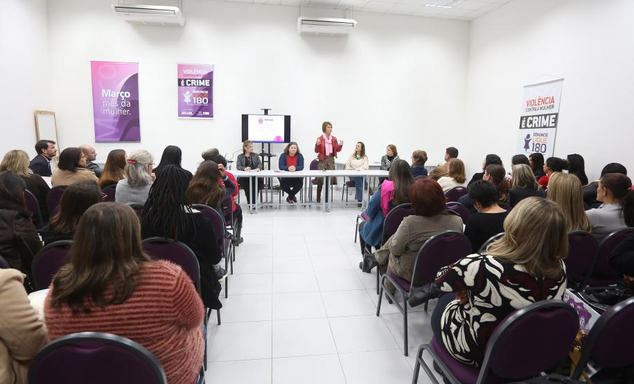 Secretária da Família e Desenvolvimento Social, Fernanda Richa, participa de encontro de gestores na Casa da Mulher Brasileira - Foto: Rogério Machado/SECS