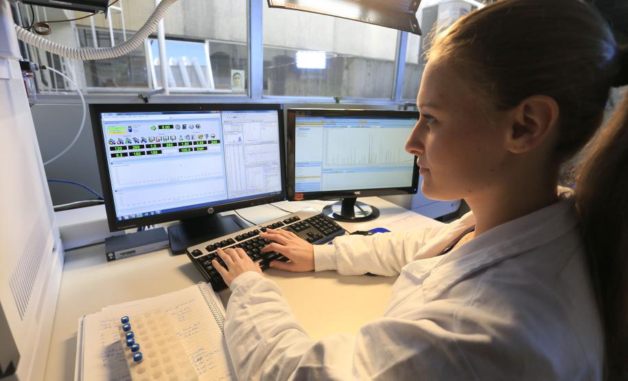 Camylla Aparecida Michalszwk, funcionária do laboratório da Tecpar.Curitiba, 30-06-15.Foto: Arnaldo Alves / ANPr.